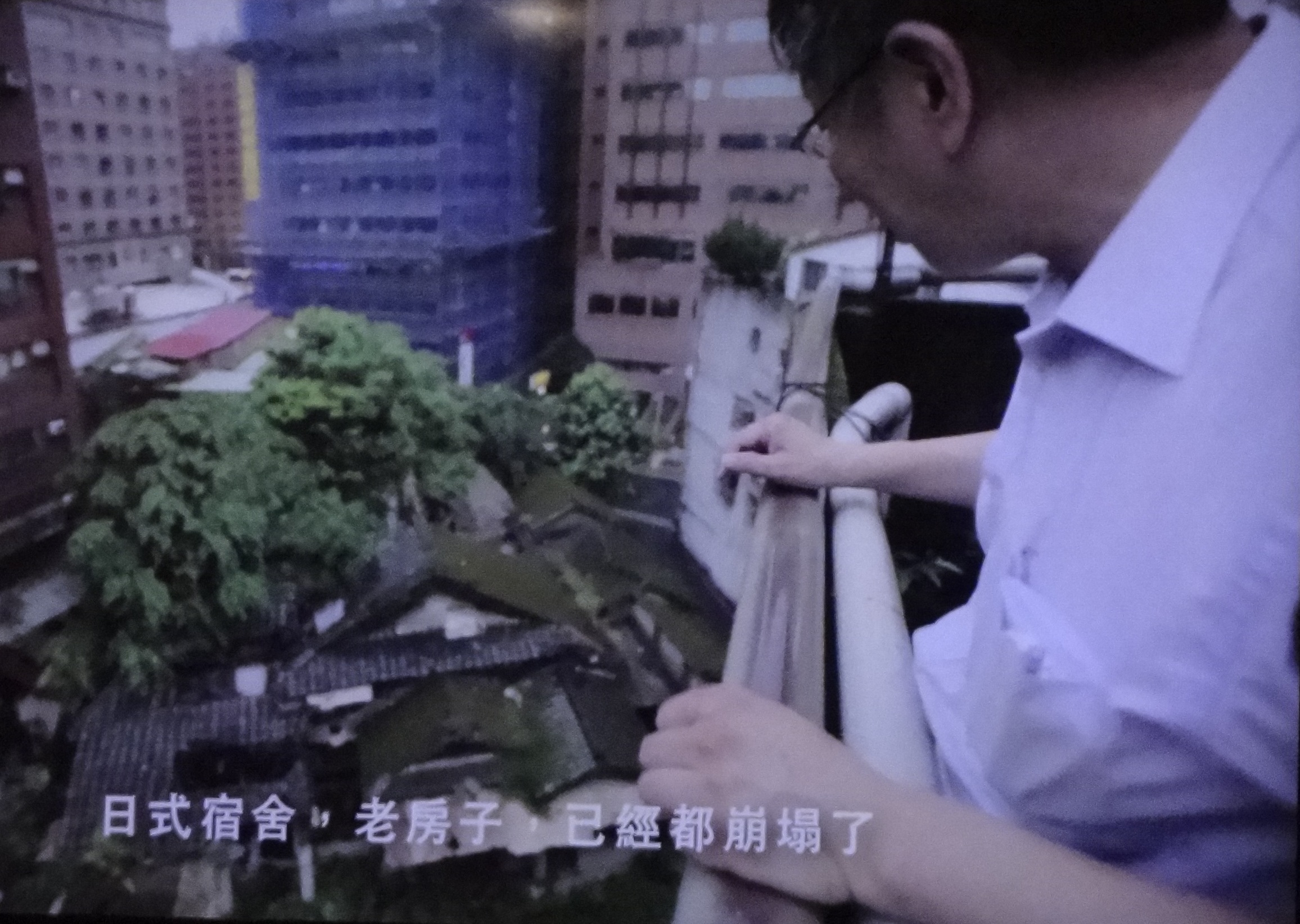 台北市長參選人柯文哲今天(19日)公佈「柯Ｐ新政」第8支政策影片，主張透過公辦都更，解決台北市建築物老化的情況。（翻攝柯文哲政策影片）