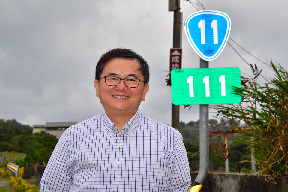 台東省道「台11線111公里」，立委劉櫂豪今上午在當地拍照，成了「1」大亮點。圖／擷自劉櫂豪臉書