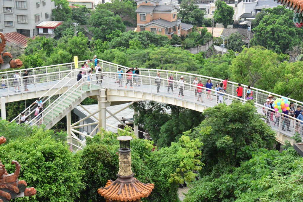 彰化八卦山的「天空步道」10日啟用，造成人潮車潮擠爆。美中不足是沒有無障礙設施，推嬰兒車的父母請注意。（彰化縣政府提供）