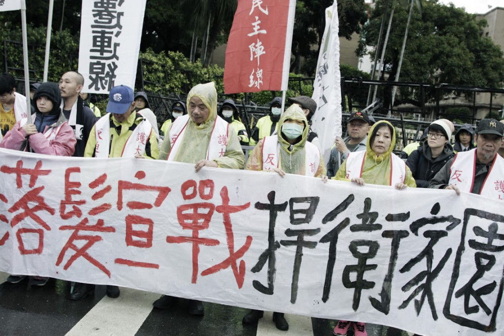 大觀社區居民與自救會成員冒雨前往行政院抗議。圖／大觀事件自救會提供