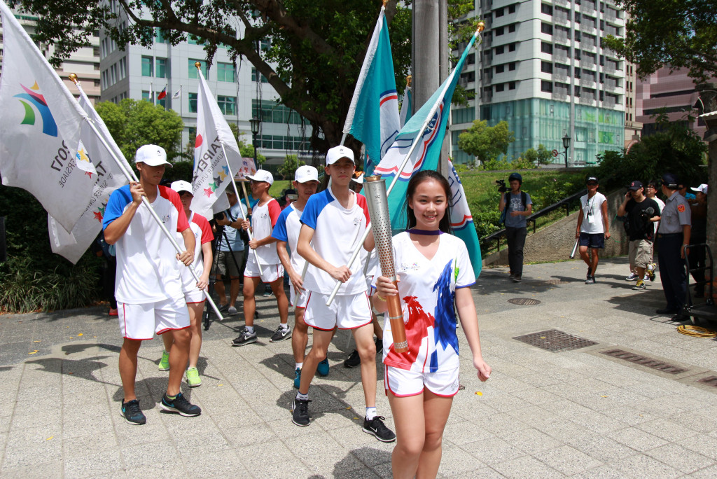 世大運聖火傳遞全台21縣市後，10日回到主辦地台北市，由信義區接手為北市12區傳遞聖火揭開序幕。圖／台北市信義區公所提供