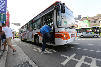 大台北地區公車票價最快明年元旦起要漲價了，全票票價將從15元漲為16元，優待票價格則維持不變。（中央社）