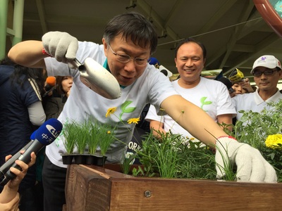 宜蘭縣長林聰賢（前左2）22日到台北市花博公園拜會台北市長柯文哲（前左），邀民眾到宜蘭遊賞好山好水，2人還聯手植花草。（中央社）