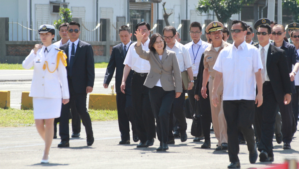 總統蔡英文今天首度視察海軍,並登上新銳戰艦「沱江號」出海短程巡弋20分鐘。步行登艦時前方有位女「引導士」吹笛引導。何豪毅攝20160604