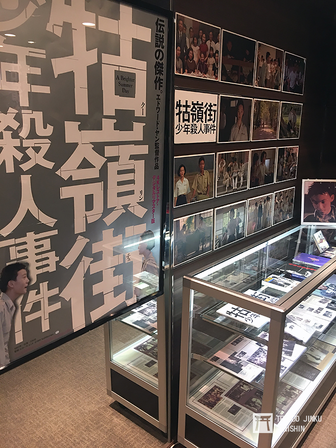 東京角川有樂町電影院，特別在放映廳外，展示了電影的海報、劇照以及相關的雜誌書籍等資料，供影迷參觀。圖/陳威臣