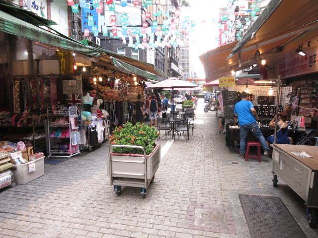 四平街商圈設有行人徒步區,是個友善的逛街空間,不用閃機車,可以優雅的徐步漫行,獲選「五要」市場日間部冠軍,名符其實。(圖/台北市政府網站)