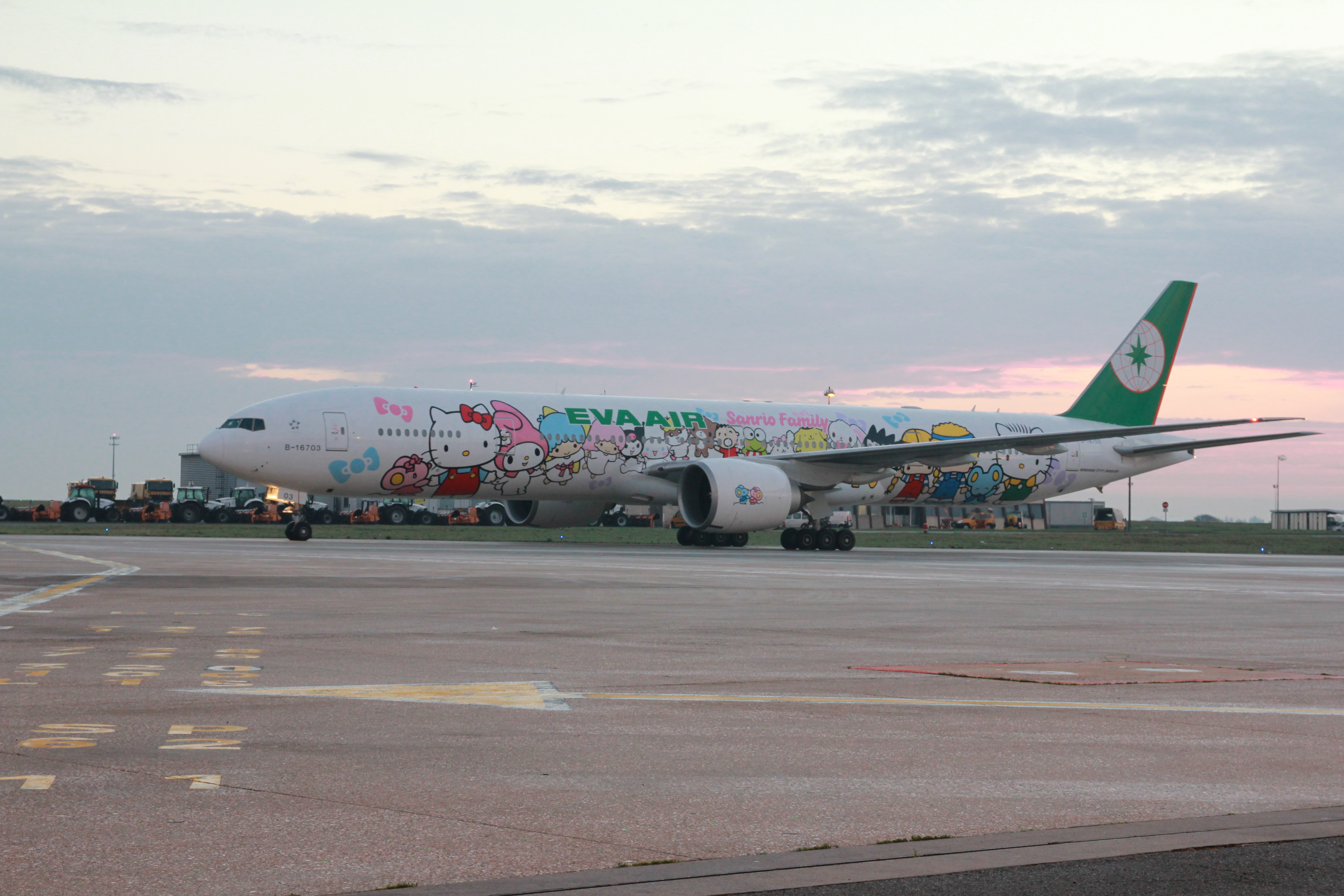 長榮航空首架777 Hello Kitty Jet於30日飛抵法國,未來擔負台北-巴黎航線任務。(長榮航空提供)