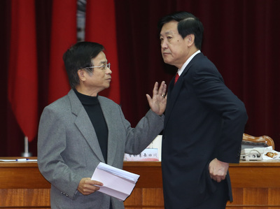 每逢大選前夕，軍公教加薪便容易成為話題，國民黨立委賴士葆（左）、費鴻泰（右）、林德福等人，今日紛紛在立院財委會上要求主計總處積極思考編列預算為公務員加薪，並強調加薪「天公地道」、「五年加一次不為過」、「公務員加薪不用不好意思」。（中央社資料照）