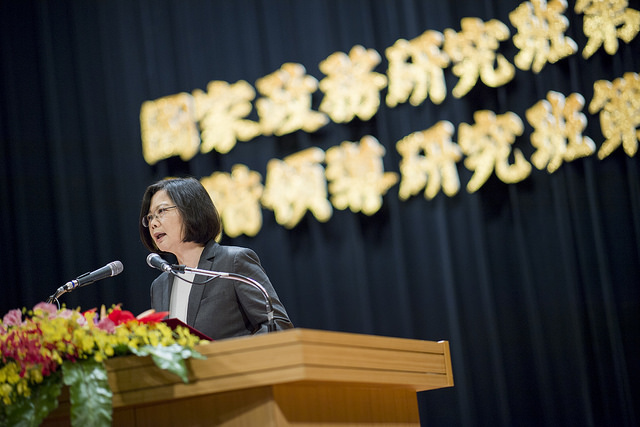 蔡英文總統今（6）日下午出席「105年國家政務研究班第10期及高階領導研究班第9期聯合結訓典禮」，期勉高階文官要重視效率等三觀念。圖／總統府