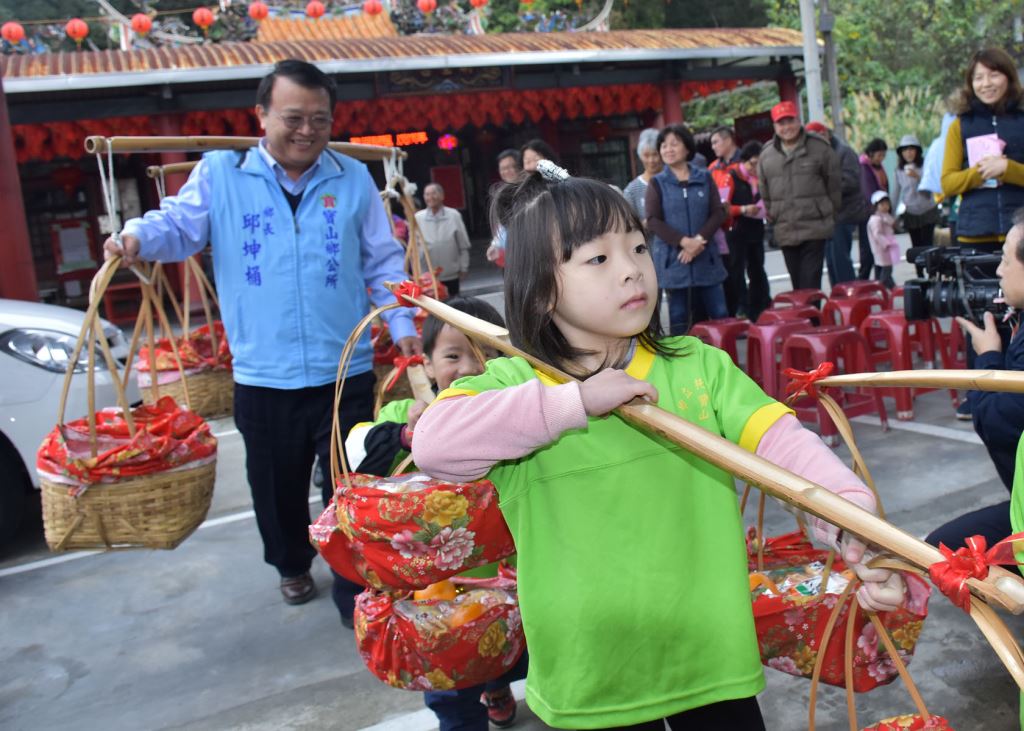 客家祭典「打中午」挑擔文化因為新住民後代的角色參與而讓客家文化顯得更加的多元。圖／陳建佳