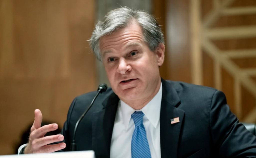 聯邦調查局局長克里斯托弗·雷（Christopher Wray）2021年9月21日在參院一個委員會作證說，「肯定的是，國內恐怖主義案例正在暴增。」圖／擷自VOA