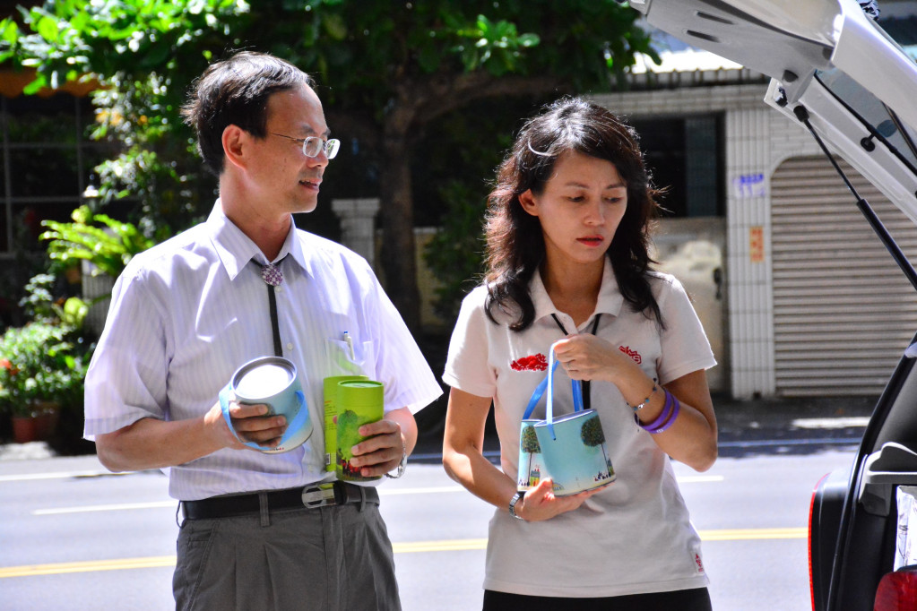 張美慧把田智宣存滿的5個撲滿送返黎明教養院,林木泉相當感念田智宣市長生前的支持與協助。(王志偉攝)