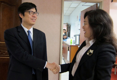 立法院內政委員會15日審查中選會委員人事案，民進黨立委陳其邁（左）等質疑被提名人隱匿政黨經歷，中選會委員被提名人張瓊玲（右）會後向陳其邁握手致意。(中央社資料照片)