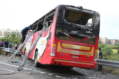 國道2號往西3公里處一輛陸客團遊覽車撞護欄起火，26人全部罹難。陸委會表達遺憾，表示將協助家屬來台處理。圖／中央社