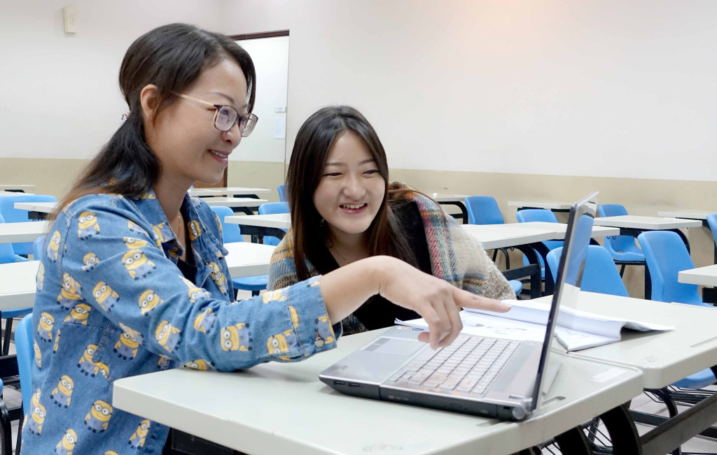 陳貞安與蕭培真母女在大學同班同學，讓其他同學驚訝羨慕。記者蔡育豪攝影