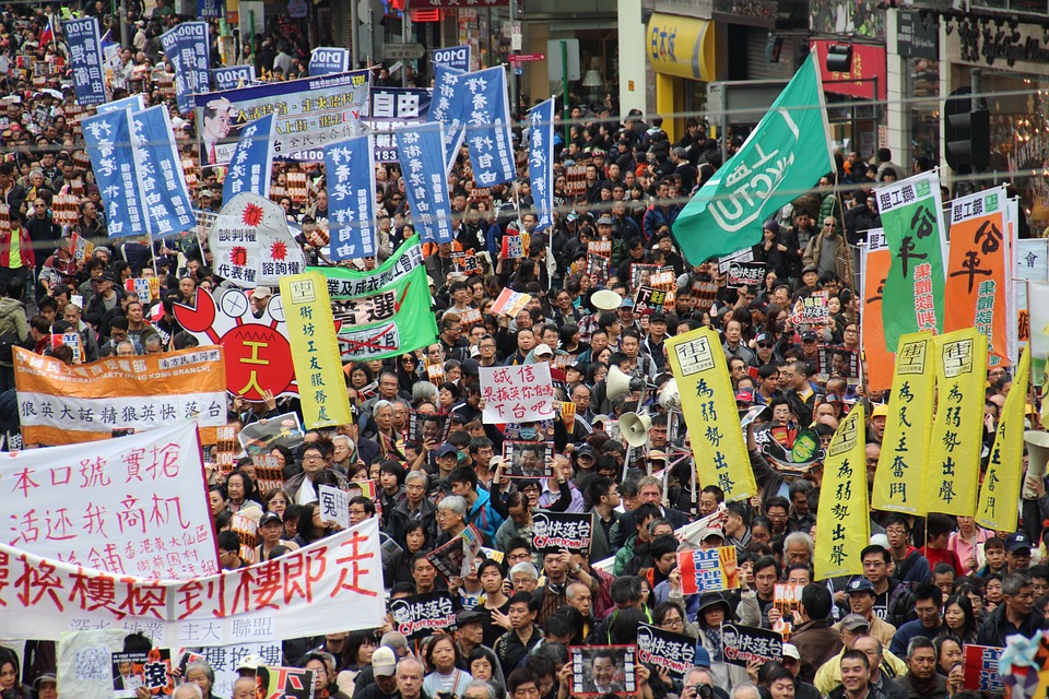 香港文化有其光明面及其遭遇的危機、挫折與沉淪，但作者認為，也不應忽視香港人本身的生活表現充斥著許多惡劣習氣和卑賤行徑，跟共禍合成一股超級風暴。圖/CC0 Public Domain