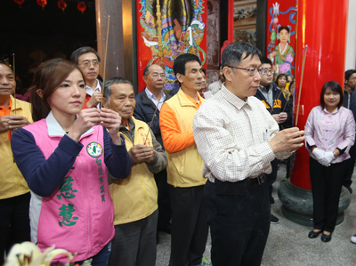 台北市長柯文哲27日赴社子島Homestay，夜宿浮洲王厝前到威靈廟參拜。(中央社)