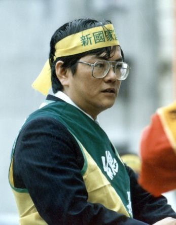 鄭南榕(1947-1989) 為了追求言論100%自由，突破台獨禁忌，在1989年4月7日拒捕自焚而亡。(圖片: 維基百科，攝影者: 張芳聞)