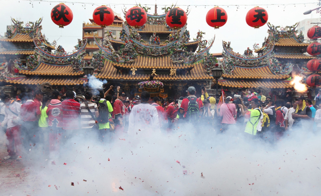 「北港朝天宮迎媽祖」tī逐冬舊曆3月19 kap 20 ūn-chng chhái-ke。M̄-nā有足濟神轎kap陣頭，連信徒mā沿路放炮á迎接媽祖。圖／擷自國家文化資產網