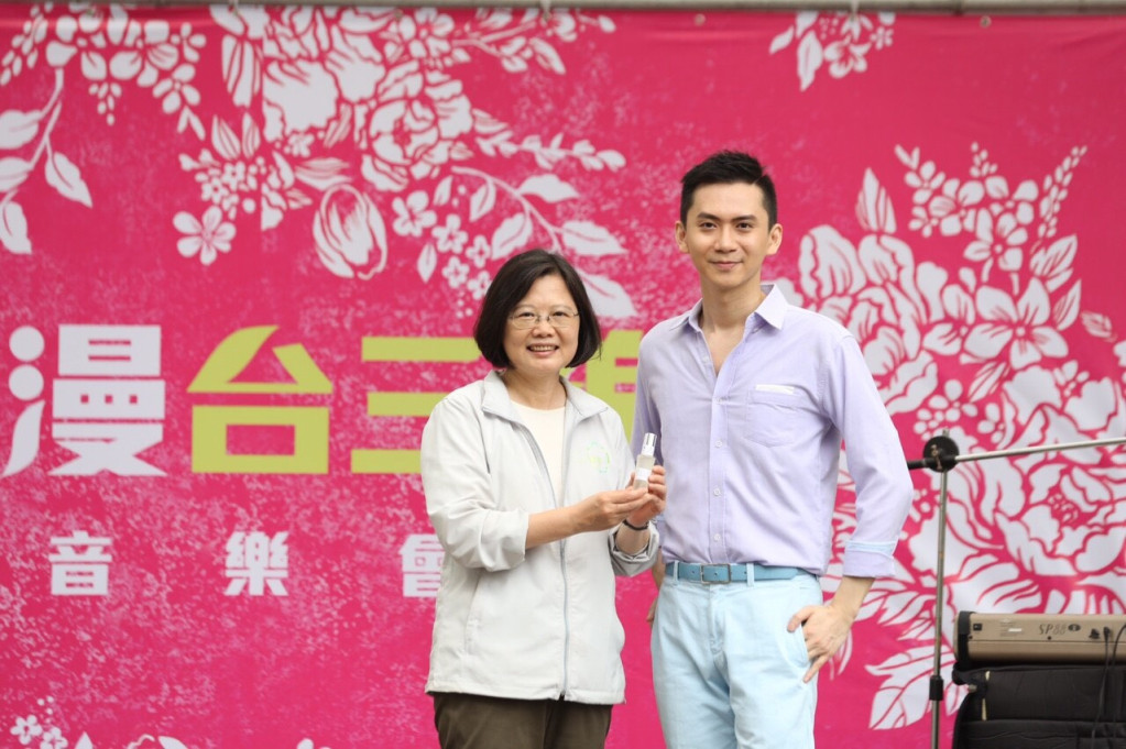 蔡英文今天出席出席浪漫台三線音樂會後，無黨籍立委參選人鄭永金兒子鄭朝方及「打幫你」主唱劉榮昌贈送「蔡英文特調」香水給蔡英文。（民進黨提供）