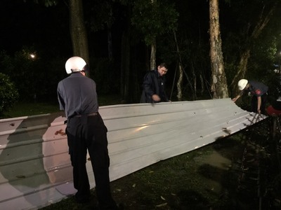 颱風蘇迪勒風強雨大,台北市大巨蛋工地鐵皮7日也被強風吹落,有4片鐵皮吹落在忠孝東路四段馬路上,幸好沒有路人被波及受傷,警消都在場警戒,北市府相關局處人員也趕到現場關心處理。(中央社)