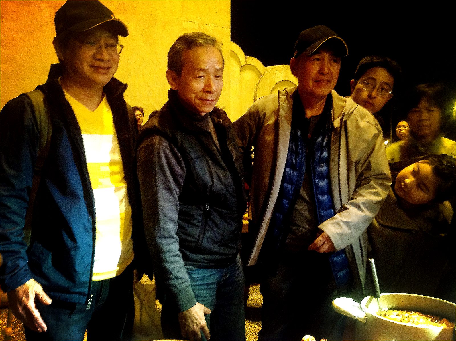 「反核四、五六運動」大年初一不放假,堂堂邁入第47週,《總舖師》吳念真(中)、柯一正(右1)辦桌,和民眾一起圍爐反核迎新年(攝影: 林冠妙)