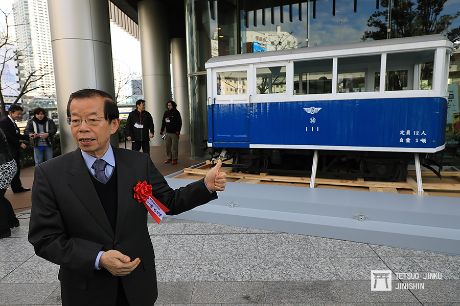 駐日代表謝長廷大使在台糖111號巡道車前介紹這輛珍貴的百年車輛。圖/陳威臣