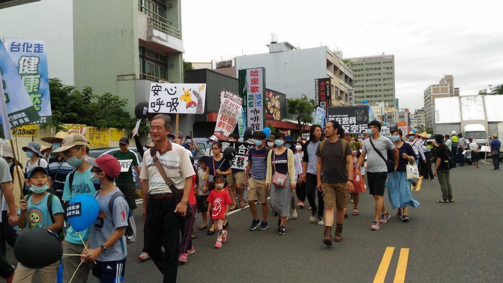 彰化人對台化廠的汙染忍無可忍，上街抗議（如圖）；台化則以員工為抗爭武器，堪稱老謀深算。圖／陳婉真