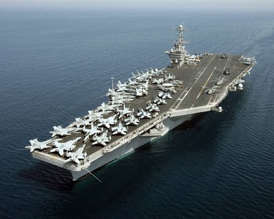 美國海軍派遣航母史坦尼斯號在內共六艘船艦在南海巡航，挑戰中國宣稱南海是其歷史水域的主張。圖為史坦尼斯號航空母艦（USS John C. Stennis CVN-74）(圖片: 維基百科，攝影者: David Bohrer，20160307)