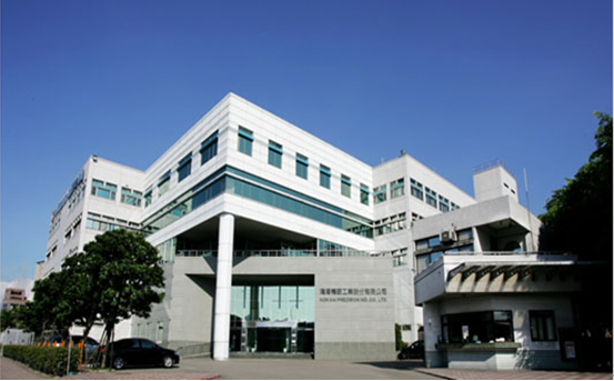 新北市警局土城警分局今天表示，位於土城區自由路的鴻海總部，4月間的確有玻璃毀損，但絕非槍擊事件。（圖／網路翻攝）