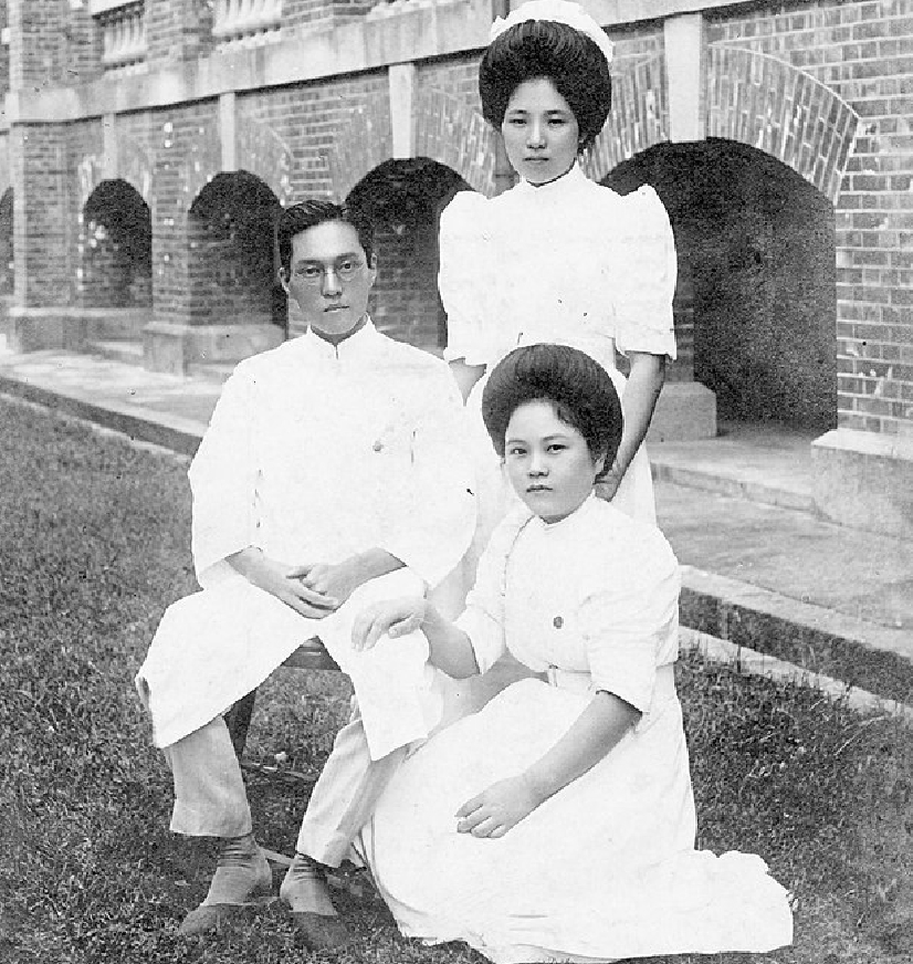 1917年高敬遠醫師（左）與同事，攝於臺北醫院。圖／擷自維基百科，公有領域