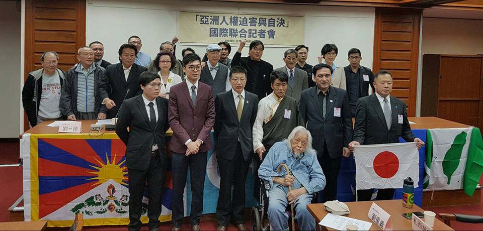 主張香港獨立的香港民族黨召集人陳浩天（前排左2)、周浩輝（前排左1)在世界人權日前夕出席「亞洲人權迫害與自決」國際記者會，當天會場外即有統派人士嗆聲，要他滾回去。圖／程正德