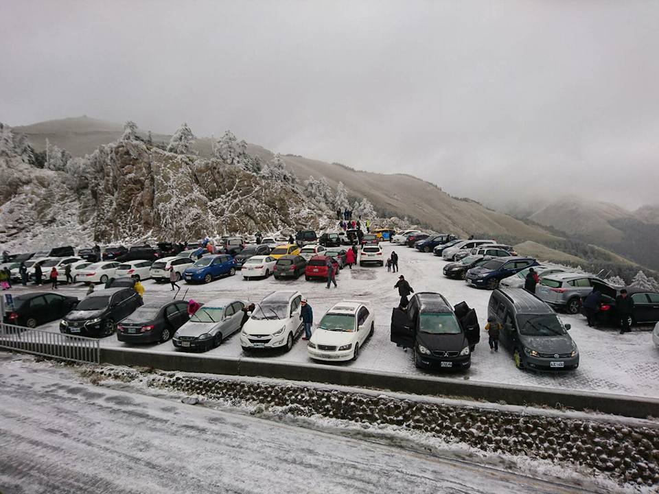 合歡山松雪樓停滿了漏夜上山等雪的人車。圖／擷自太管處臉書