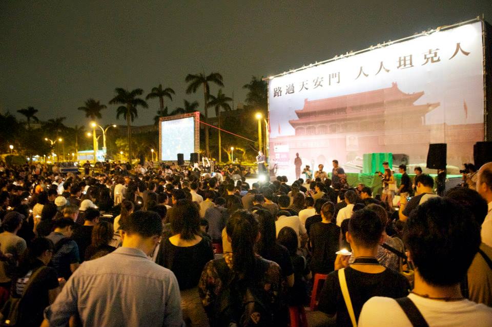 「六四」25周年紀念晚會於自由廣場舉行，一千多人到場悼念。(黃謙賢攝影)