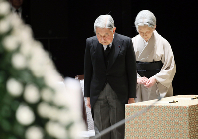 日本311東日本大地震屆滿4週年，日皇明仁與皇后美智子11日出席政府主辦的悼念儀式，下午2時46分默哀追悼罹難者。（共同社提供）中央社　104年3月11日