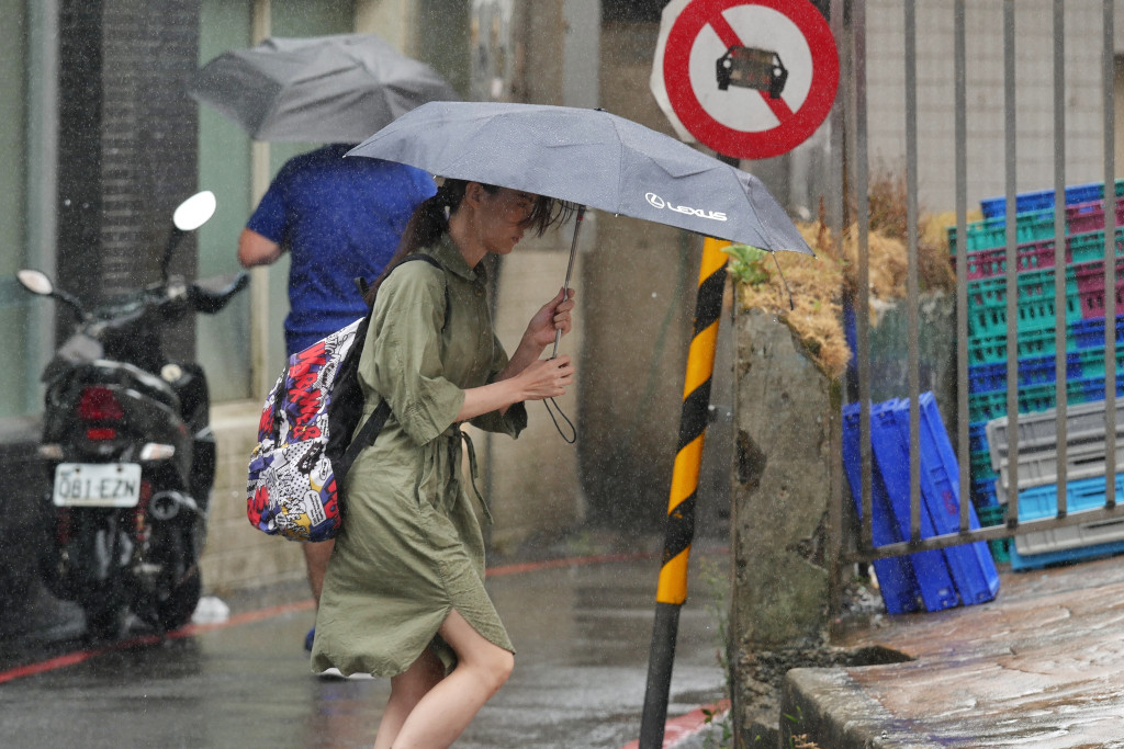 中央氣象局今（15）日表示，明天上半天的雨勢並不明顯，明晚開始會由南部和東南部增強，由南往北降雨逐漸明顯，南部和東南部要防豪雨。圖／張家銘