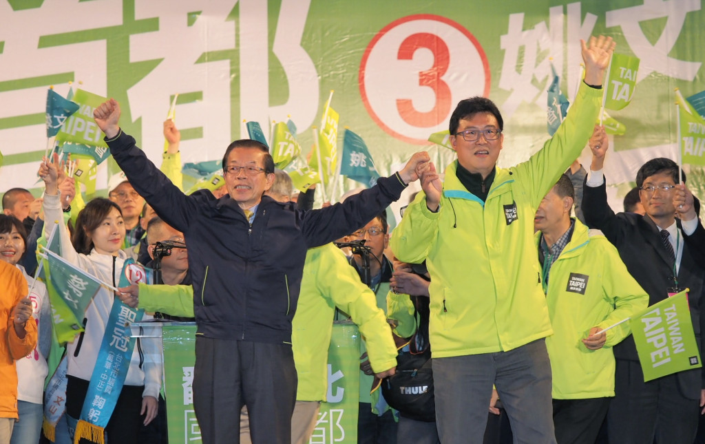 民進黨台北市長候選人姚文智今（23）晚在舉辦選前之夜造勢，駐日代表謝長廷到場替姚文智站台。圖／張家銘