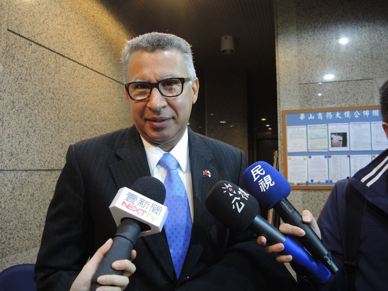 巴拿馬馬締斯(Alfredo Martiz)大使今向蔡英文呈遞巴拿馬總統親筆邀請函影本。（朱蒲青攝）