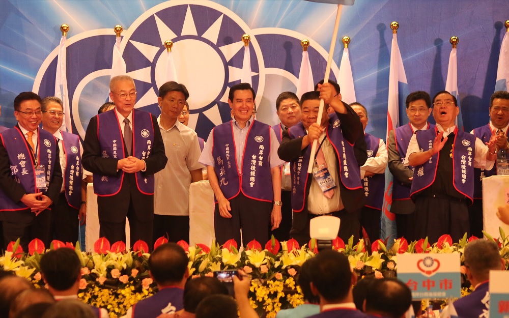 台企聯總會長郭山輝（左一）9月6日在國民黨後援會上宣布，提供優惠機票供台商返台投票給國民黨候選人，林中森今答詢時表示「不是賄選」。（資料照片，記者何豪毅攝）