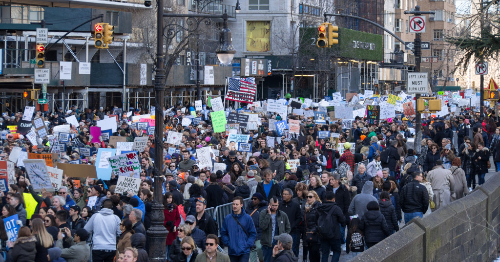 3月24日，全美各地發起「為生命遊行」（March For Our Lives）的反槍運動，光首都華盛頓，就有超過七十萬人參與，可說是越戰以來最大的示威抗議。圖為紐約市的示威抗議 。圖／wiki 作者Rhododendrites