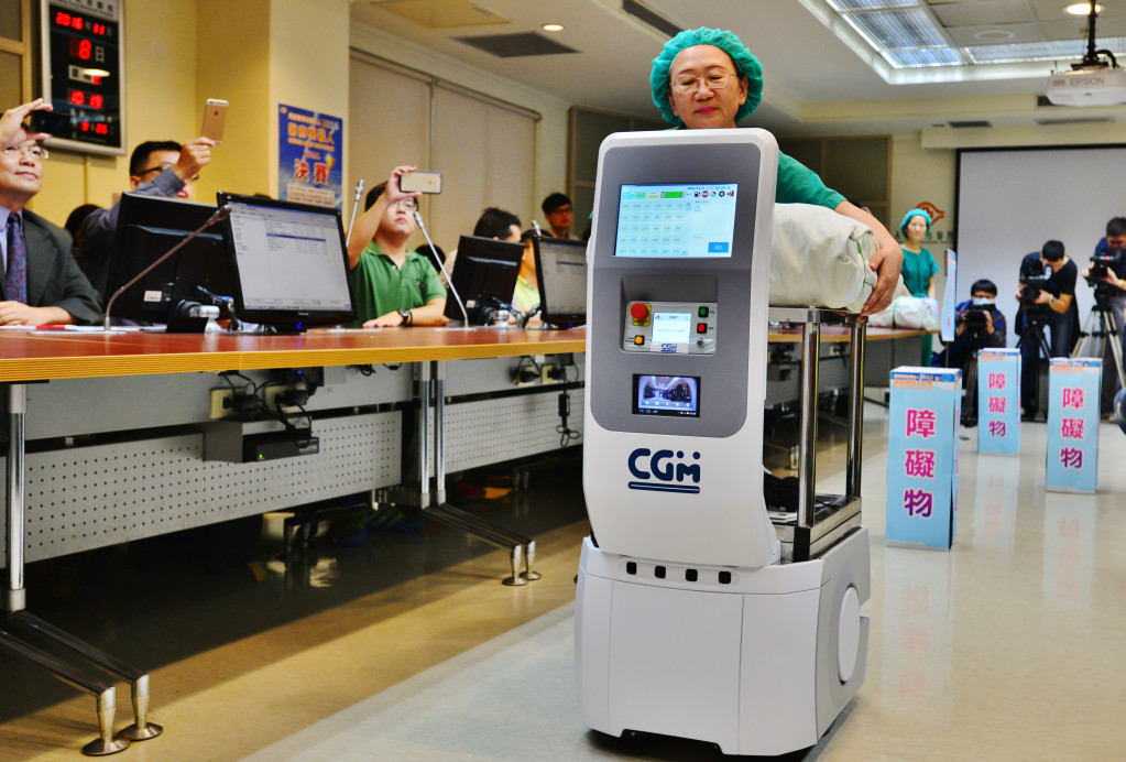 林口長庚醫院開刀房的智慧運輸機器人今天亮相。圖／郭文宏
