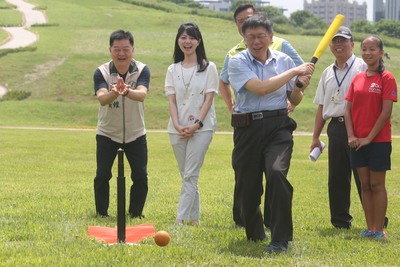 今天是世界環境日，台北市長柯文哲出席「港湖新綠帶，新肺新呼吸」內湖復育園區開幕活動，和國小學童打樂樂棒球。（中央社20150605）