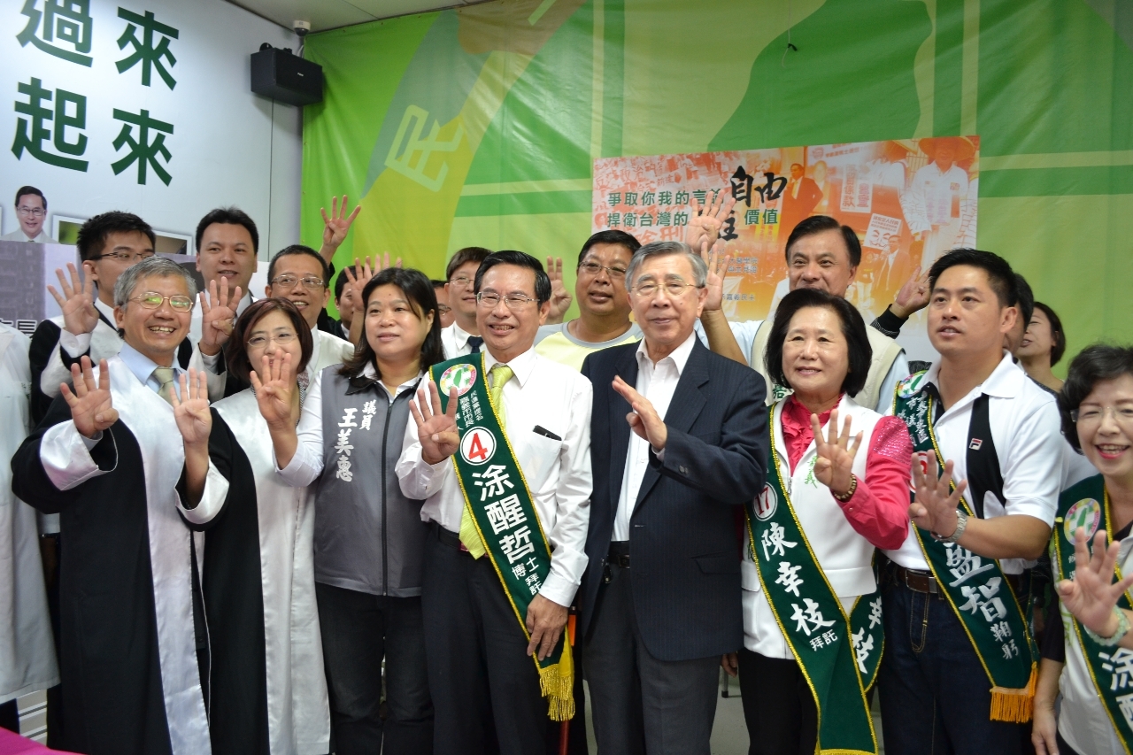 前衛生署長李明亮與前疾管局長蘇益仁、民進黨選對會主委蘇嘉全為涂醒哲加油打氣。（記者陳俊廷攝）