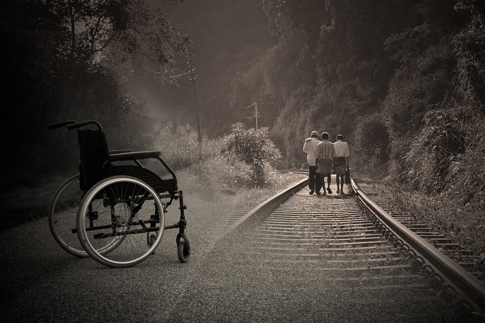 看著吊著點滴，坐在輪椅上靜靜耹聽的病人，很想趨前摟住他們說：「讓我們一起努力走過這條路！」圖／取材自 pixabay（CC0 Public Domain），民報合成後製