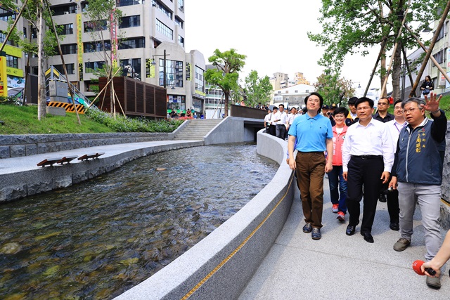 基隆市長林右昌今(13)日率市府團隊訪問台中，前往綠川與柳川參觀治理成果，與台中市長林佳龍交流經驗。圖/台中市新聞局