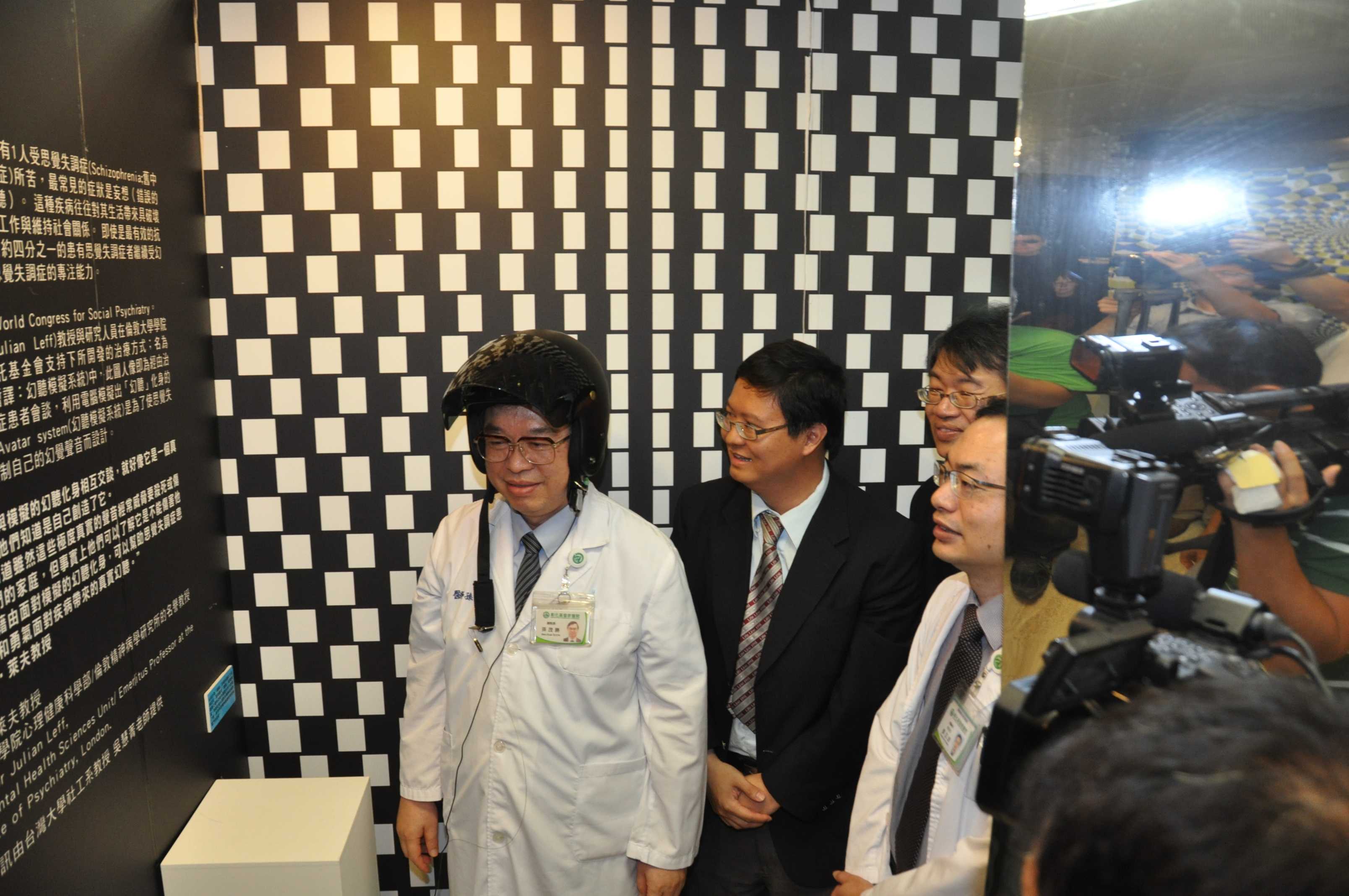 彰基副院長孫茂勝醫師（左）透過視覺與聽覺的感官刺激，感受精神康復者的心靈世界。