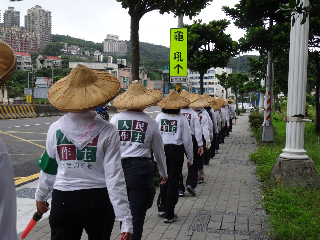 人民作主志工團6月9日的金山萬里行踏，目標是透過非武力行動的實踐與教育，養成人民「做國家主人」的意識、實現台灣「落實民主」，現階段的行動訴求為「降低修憲門檻」。圖／作者提供