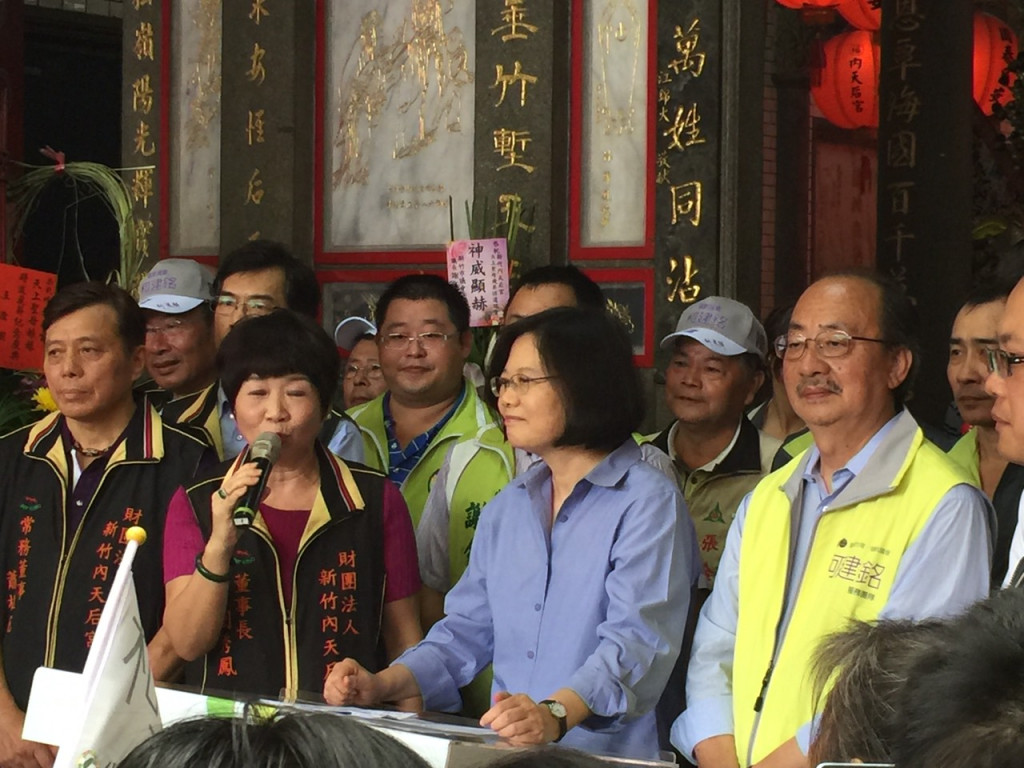 蔡英文今天陪柯建銘參拜內天后宮，柯建銘稱「年輕時比林智堅還帥」，惹得大家哈哈大笑。（朱蒲青攝）