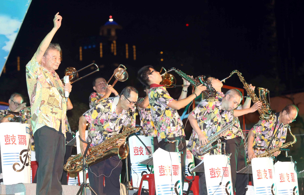 謝守彥領導的鼓霸樂團，平均年紀五十歲，在演奏時還會加入花式動作。記者蔡育豪攝影
