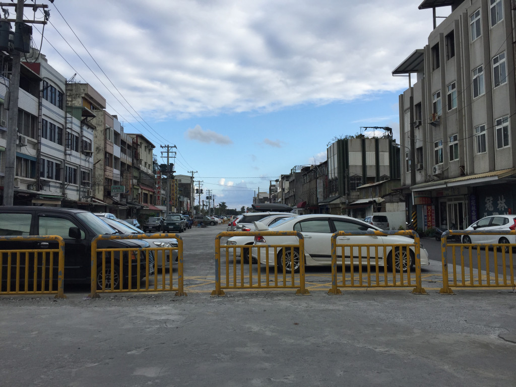 花蓮縣政府爭取花東基金將耗資6億多元興建日出香榭大道，目前為溝仔尾加蓋後作為停車使用，但民眾對工程仍有疑慮。圖／王志偉